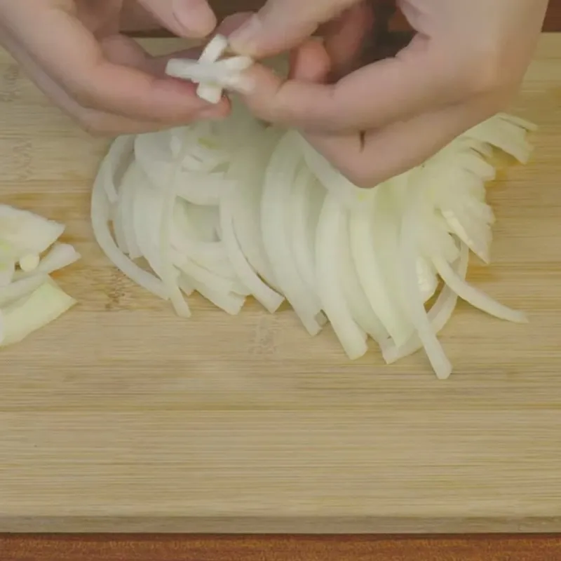 Bơ tươi cắt hạt lựu tạo độ béo đặc trưng cho món salad trộn