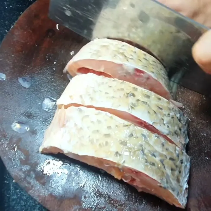 Sơ chế nguyên liệu gà nấu đông da heo