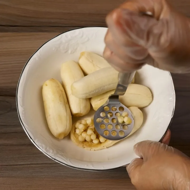 Sơ chế nguyên liệu gà nấu đông da heo