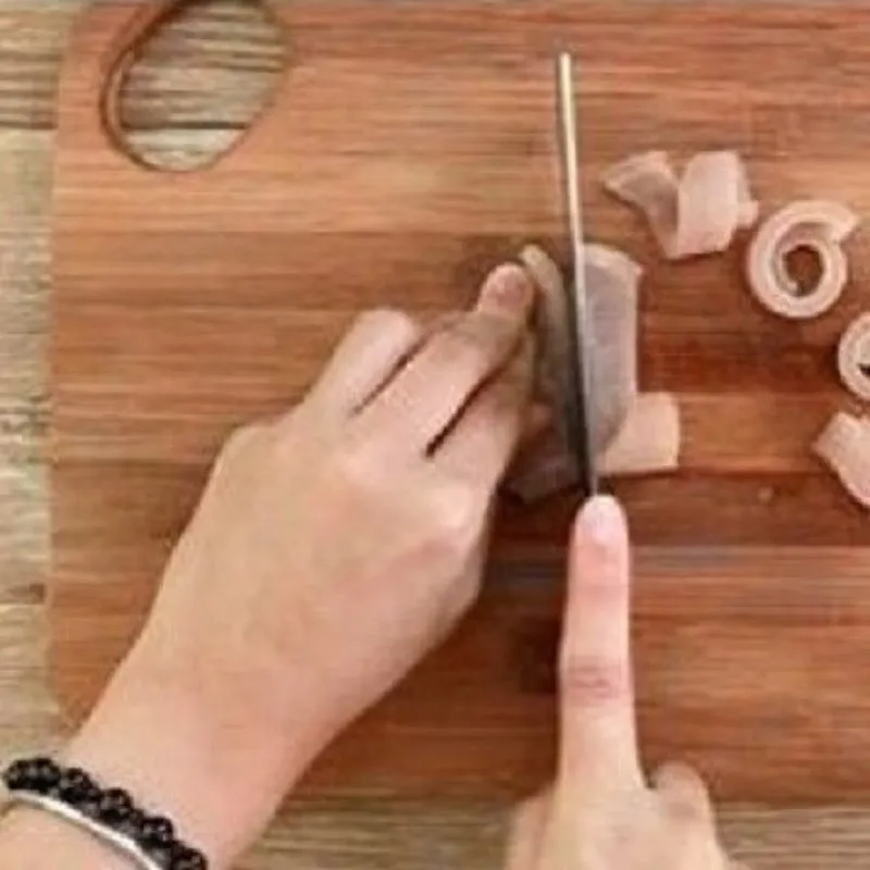 Sơ chế nguyên liệu gà nấu đông da heo