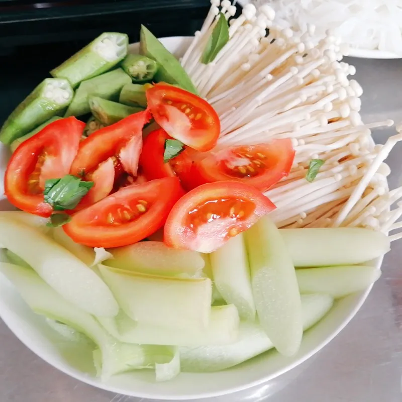 Quy trình chuẩn bị tôm và mực cho món lẩu Thái đạt tiêu chuẩn