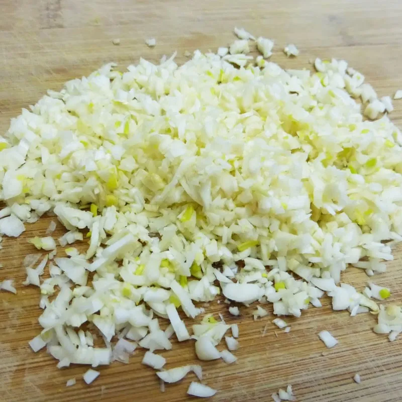 Tỏi băm nhuyễn là thành phần không thể thiếu để khử mùi và tạo vị