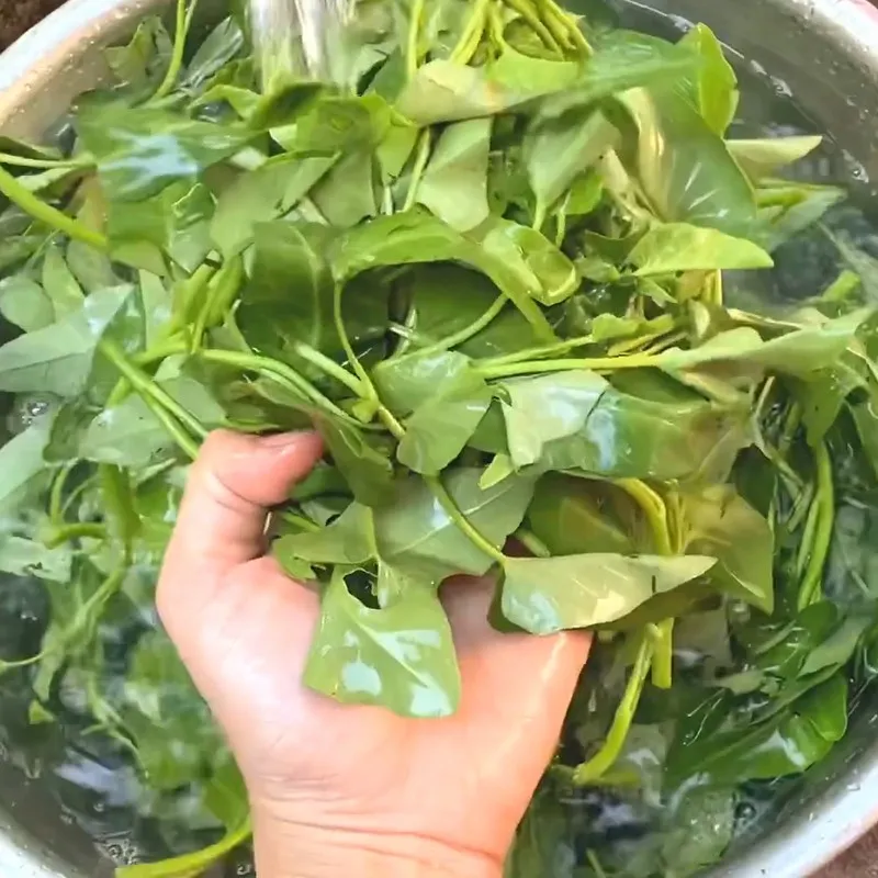 Bước 1 Sơ chế nguyên liệu Canh ghẹ rau muống