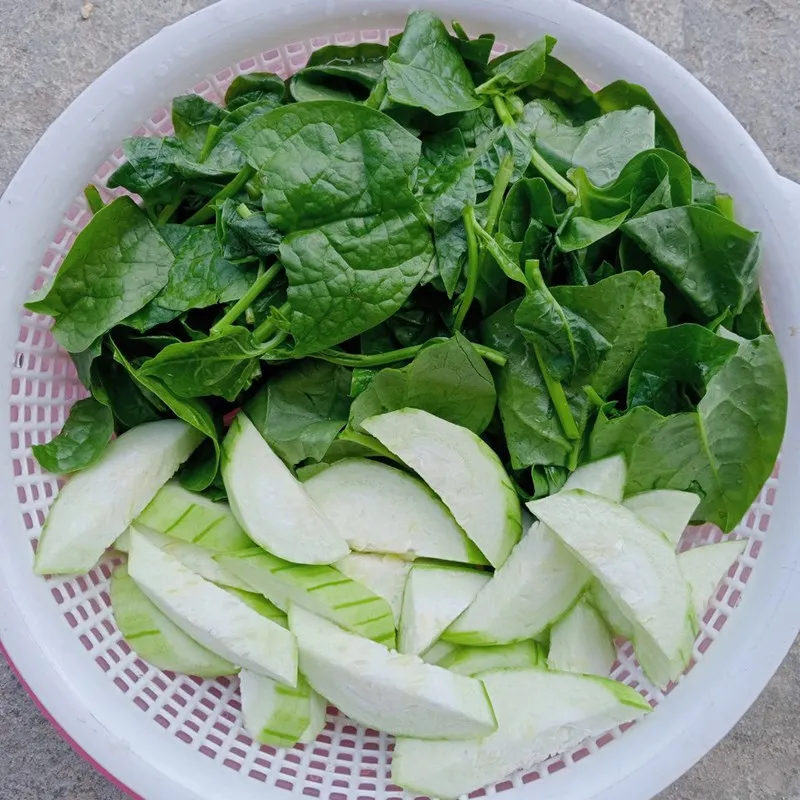 Mộc nhĩ ngâm nở và thái sợi