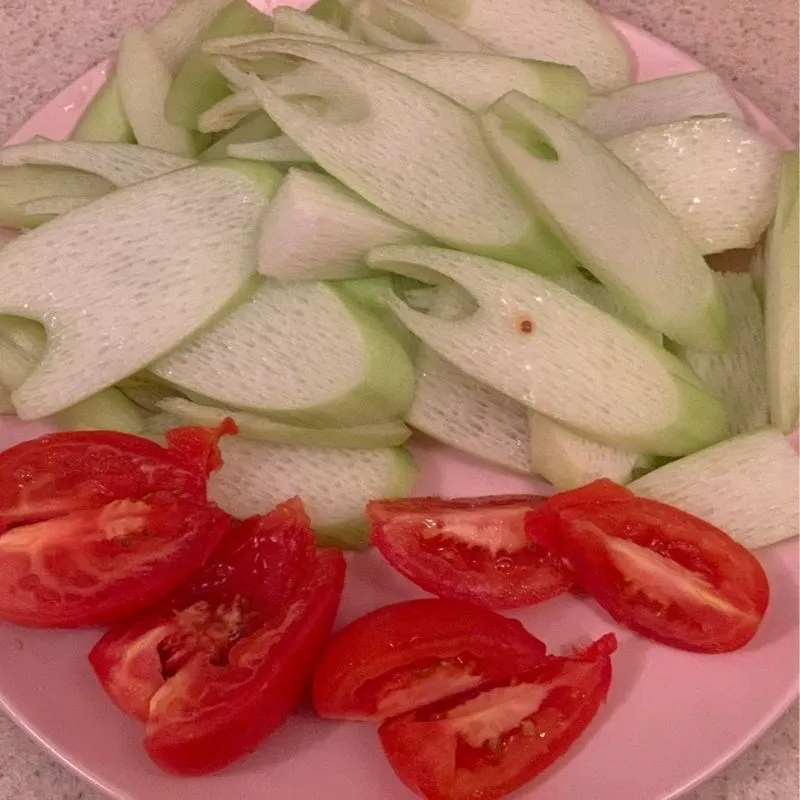 Sơ chế cà chua và dọc mùng