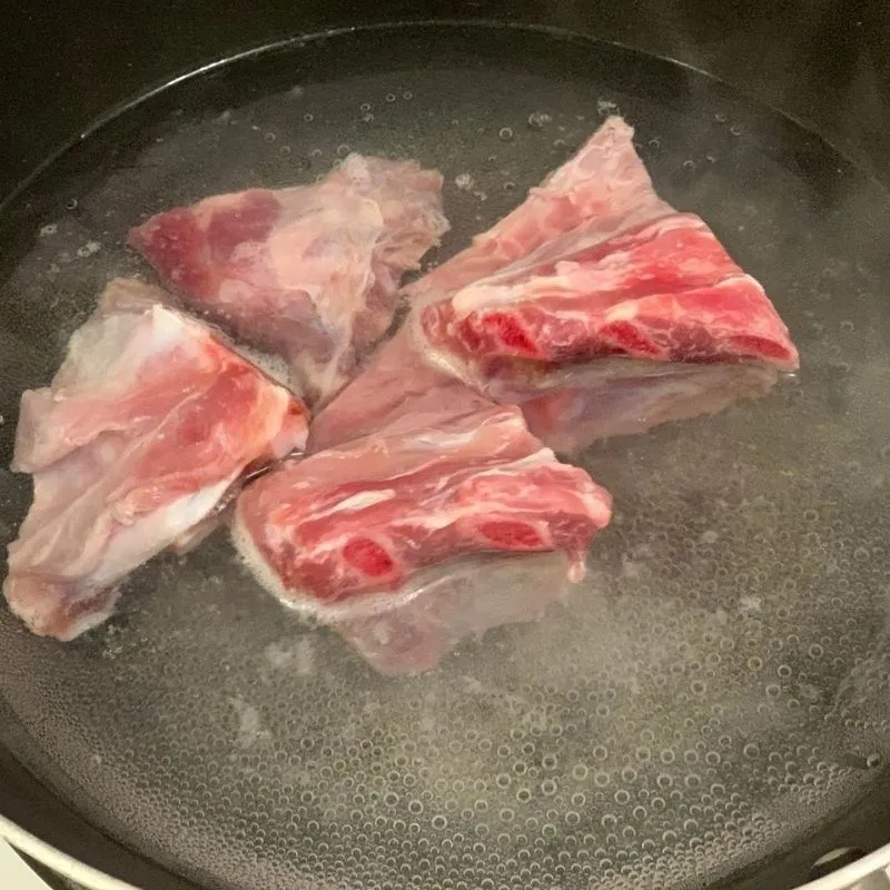 Sơ chế xương và mộc nhĩ