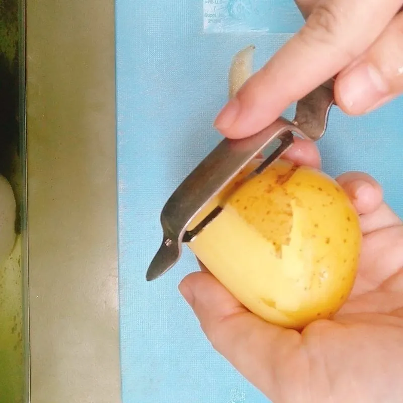 Từng miếng xương heo được xử lý cẩn thận để đảm bảo độ sạch khuẩn tuyệt đối