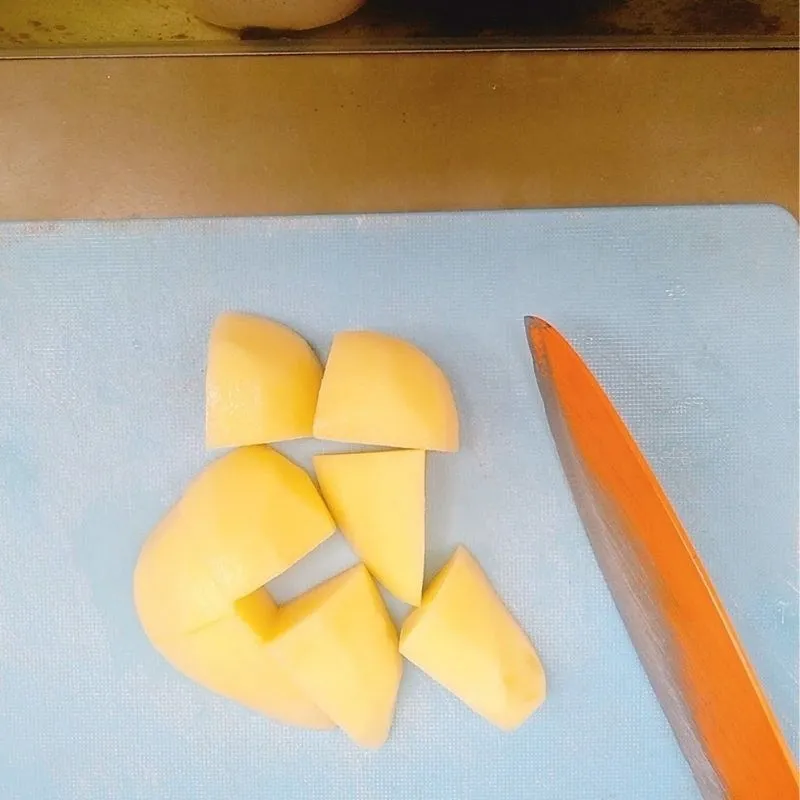 Hình ảnh khoai tây vàng mịn màng sau khi đã được sơ chế tỉ mỉ