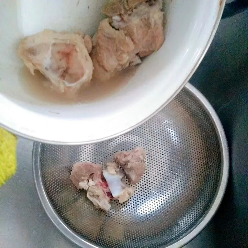 Khoai tây được gọt vỏ sạch sẽ và cắt miếng vừa vặn cho món hầm