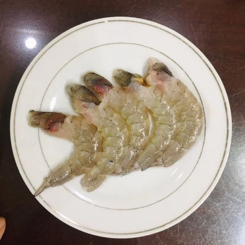 Sơ chế tôm tươi cho món mì xào hải sản gần đây