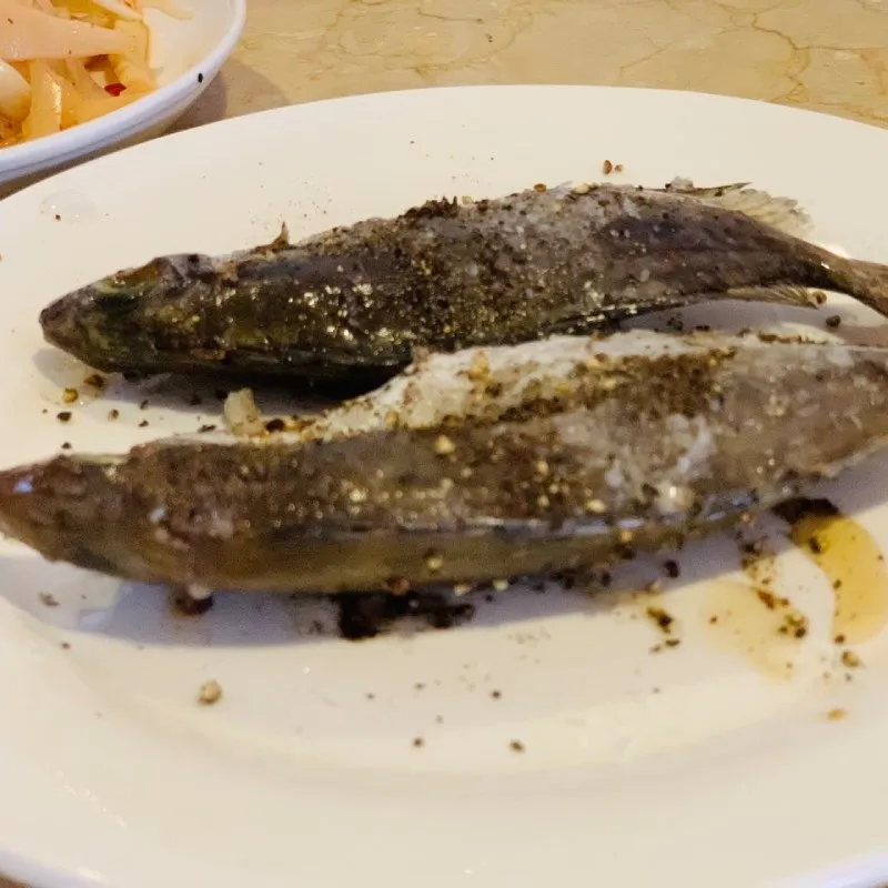 Sơ chế cá giò với muối và nước sạch để loại bỏ hoàn toàn mùi tanh