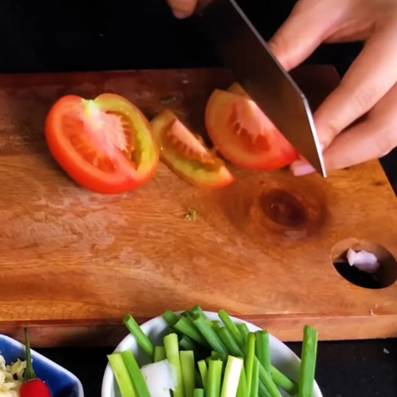 Bước 1 Sơ chế nguyên liệu Canh dưa chua thịt bò