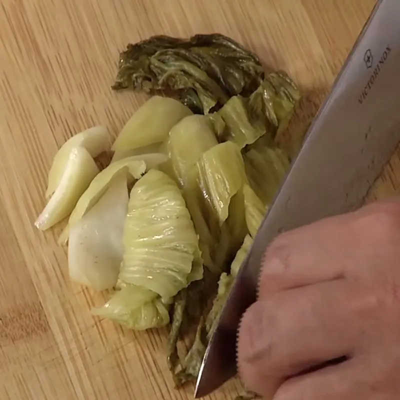 Bước 1 Sơ chế nguyên liệu Canh dưa chua gân bò