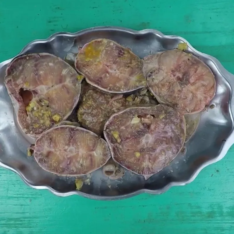 Cá trê lai ướp gia vị