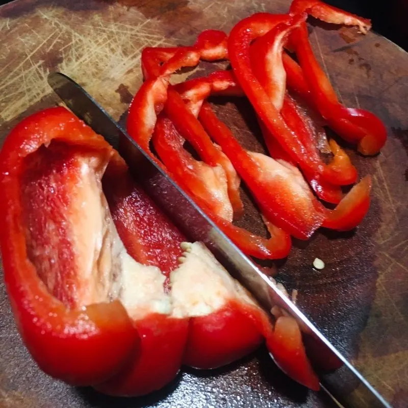 Thái nhỏ ớt chuông để tạo màu sắc bắt mắt