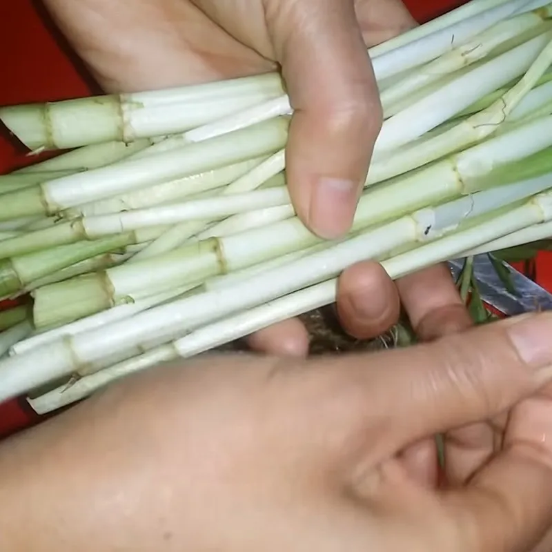 Phi hành tím băm nhỏ trong nồi dầu nóng