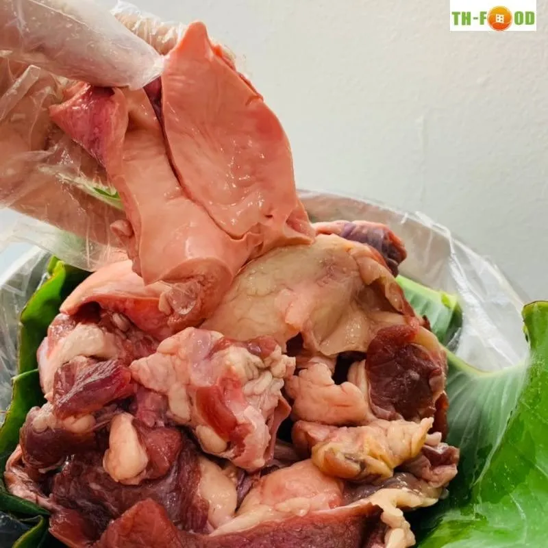 Hình ảnh gân bò đang được tẩm ướp cùng các loại gia vị