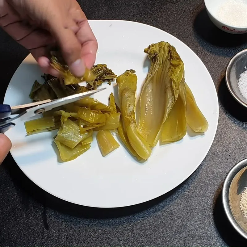 Sơ chế cà chua và dưa cải là bước đệm cho cách nấu cá om dưa hoàn hảo