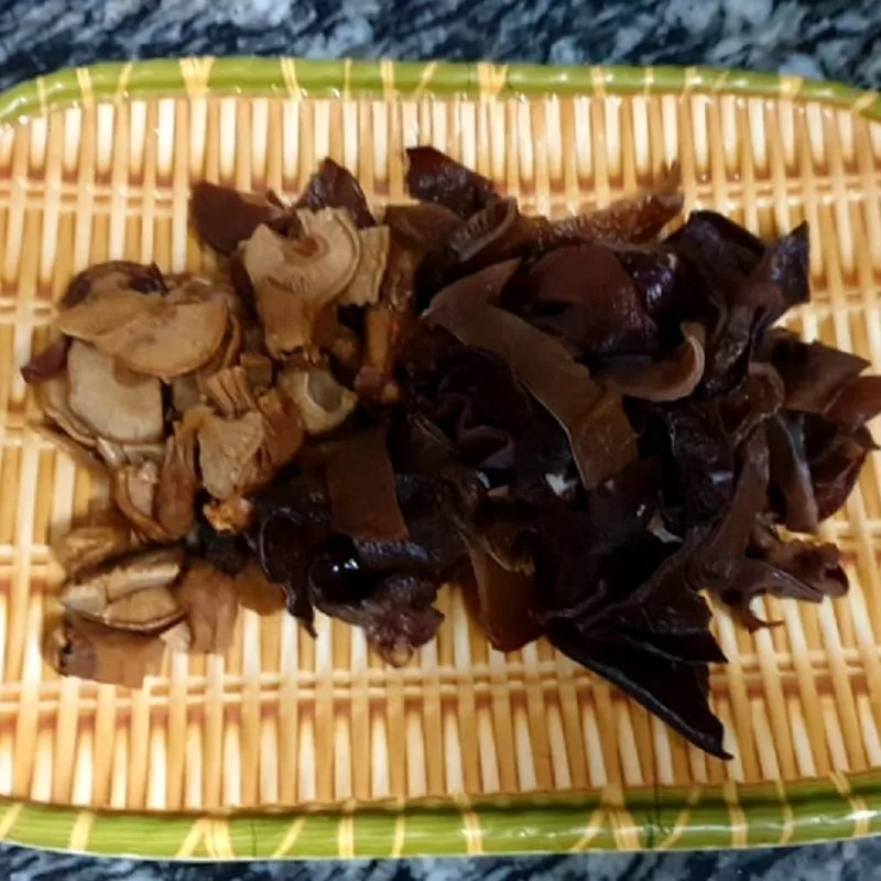 Sơ chế nấm và gà