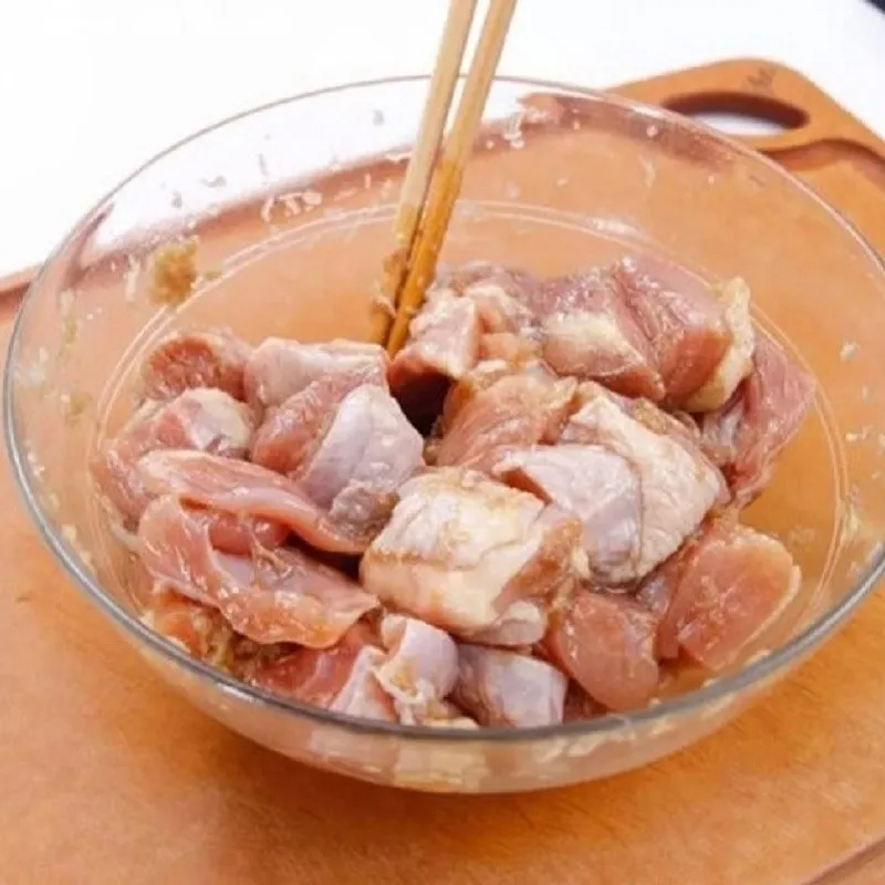 Ướp thịt gà nấu đông