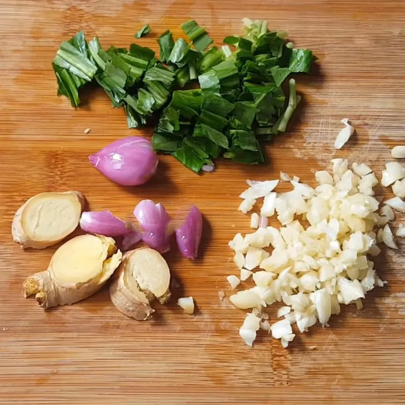 Vò nhẹ lá giang để tạo vị chua thanh cho nồi lẩu