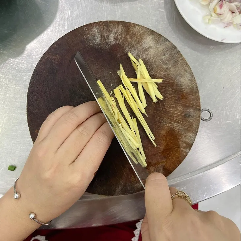 Thái nhỏ hành tím và gừng sợi giúp món canh hàu lá lốt thơm nồng