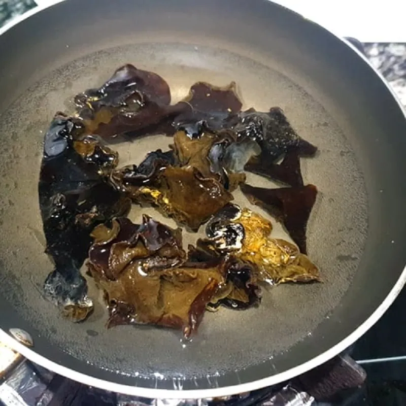 Sơ chế nấm và gà