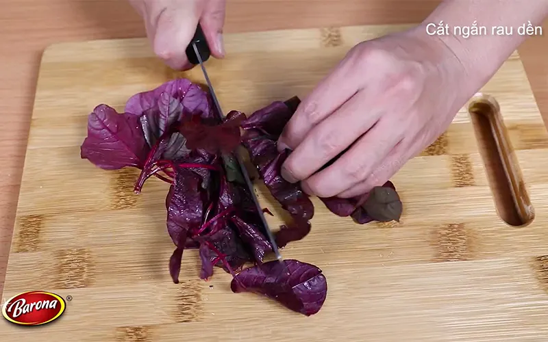 Sơ chế kỹ rau dền và mồng tơi giúp món canh rau dền mồng tơi sạch và an toàn