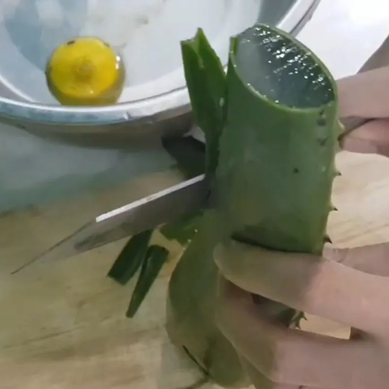 Nha đam được bóp với muối để khử nhớt