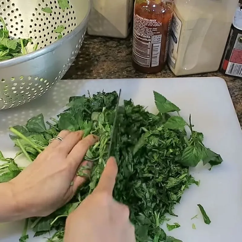 Bước 2 Sơ chế rau đay Canh rau đay nấu tôm