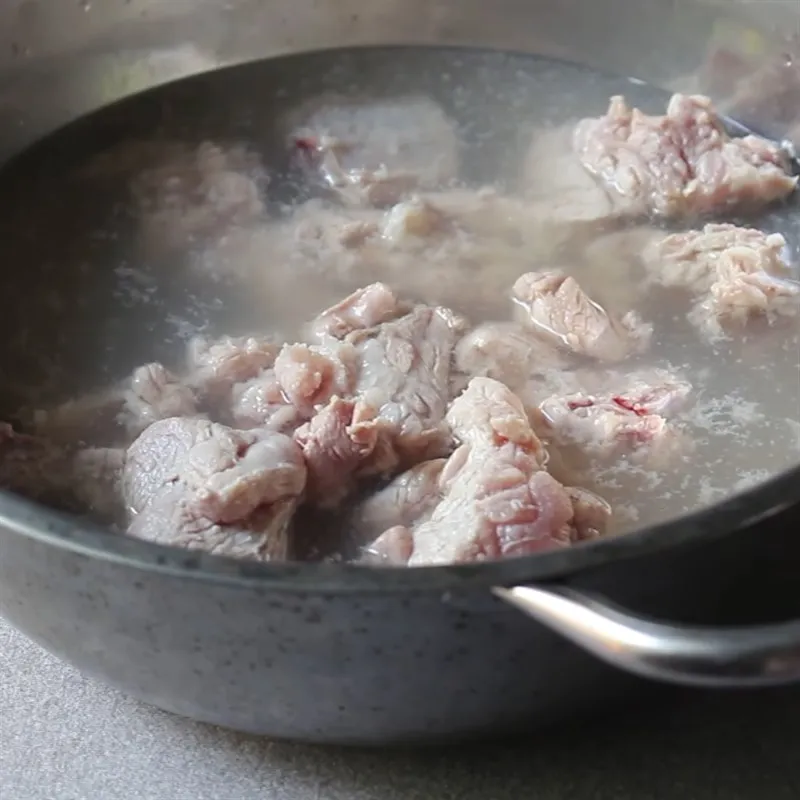 Sơ chế sườn heo sạch để nấu canh súp