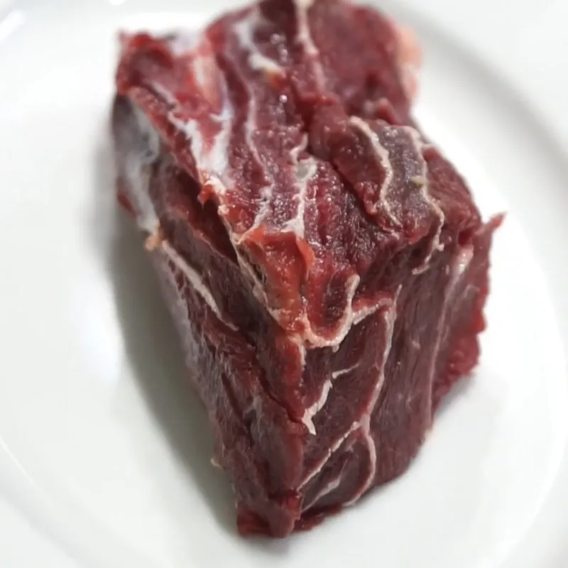 Sơ chế thịt bò bằng cách thái lát mỏng đúng thớ