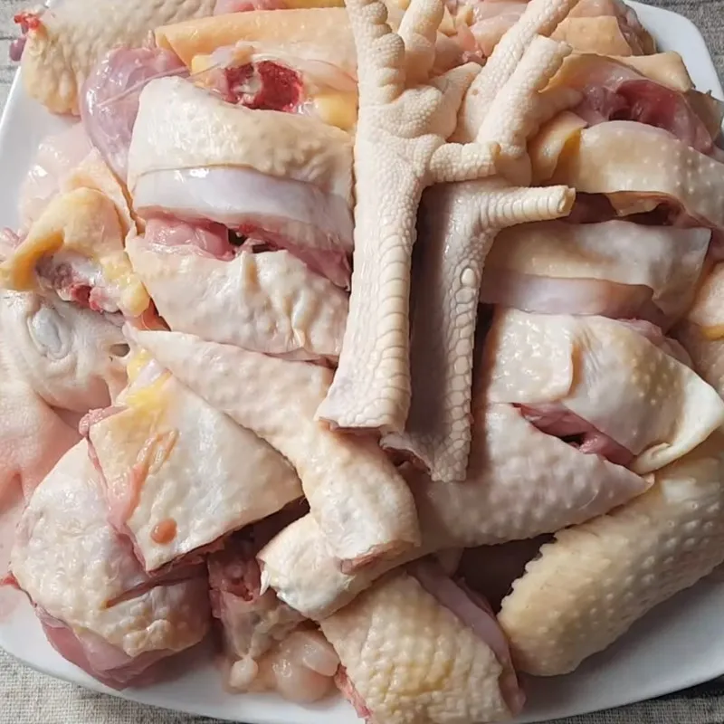 Thịt gà sau khi sơ chế cần để ráo nước hoàn toàn