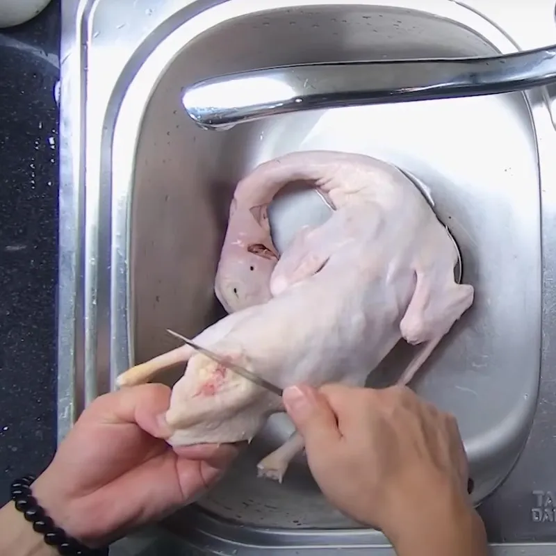 Bước 1: Sơ chế thịt ngan sạch mùi