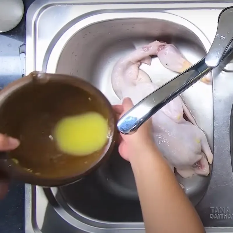 Bước 1: Sơ chế thịt ngan sạch mùi