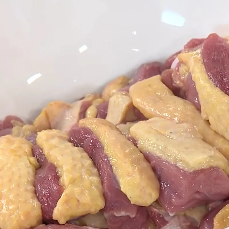 Thịt vịt đã được chặt miếng vừa ăn chuẩn bị cho món bánh canh