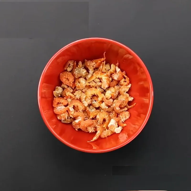Sơ chế tôm khô bằng cách ngâm nước ấm cho mềm