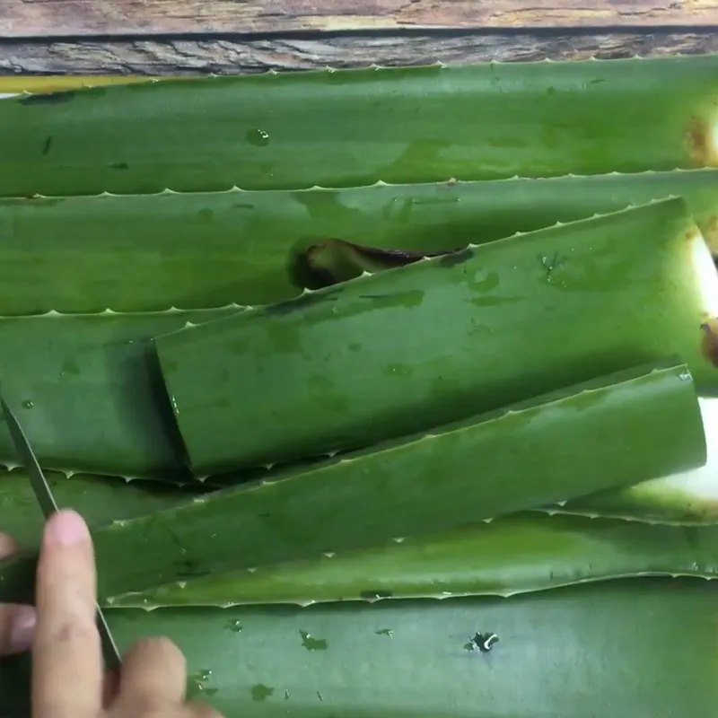 Sơ chế và cắt nha đam