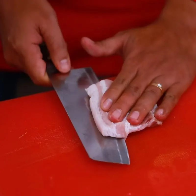 Rửa sạch và chuẩn bị thịt