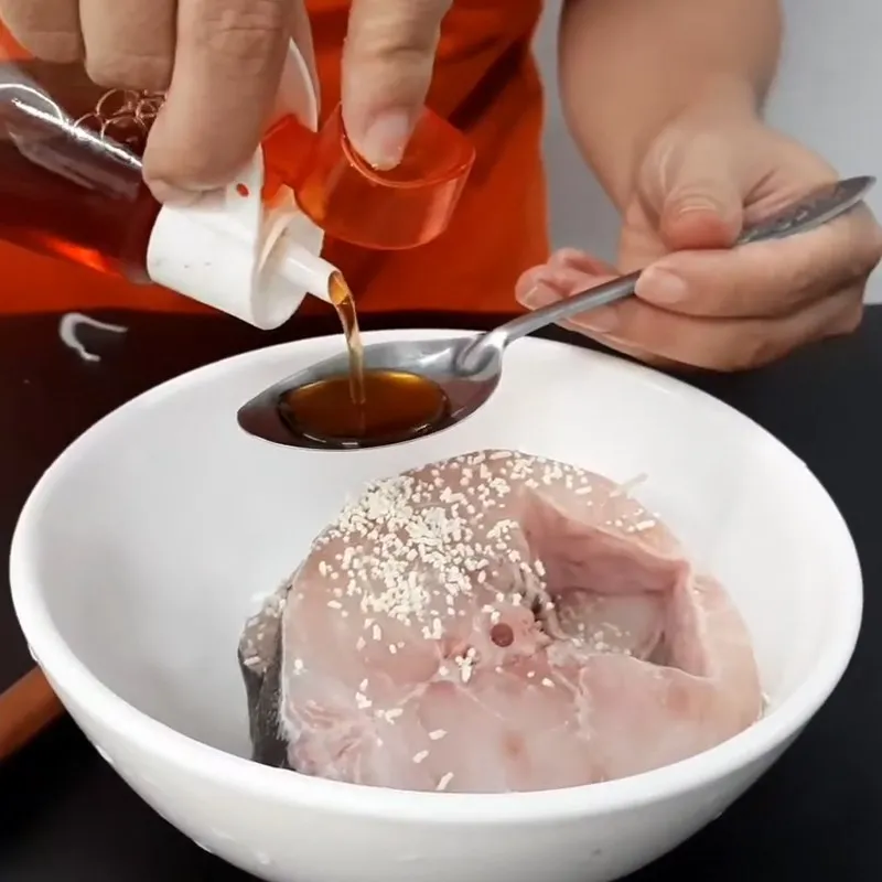 Sơ chế và ướp cá bớp