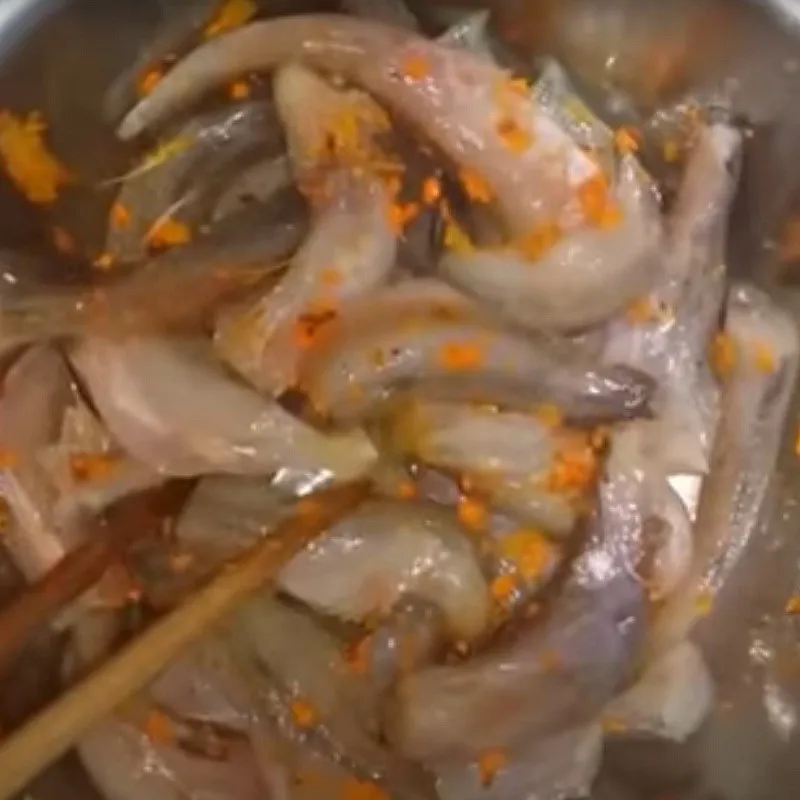 Cá khoai sau khi ướp gia vị có màu vàng đẹp mắt