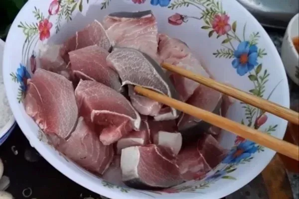 Sơ chế cá đuối và ướp gia vị đậm đà trước khi nấu