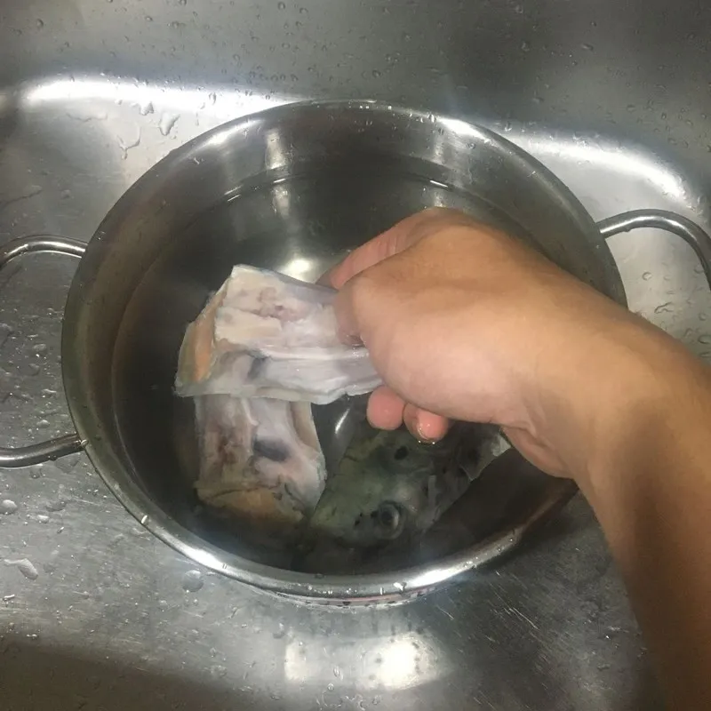 Sơ chế đầu cá hồi