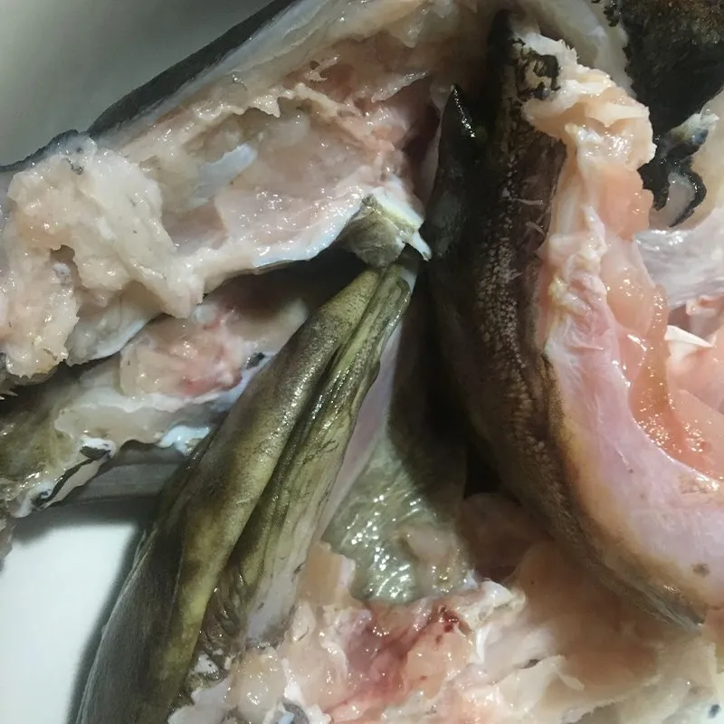 Quá trình làm sạch và cắt nhỏ đầu cá mú chuẩn bị nấu