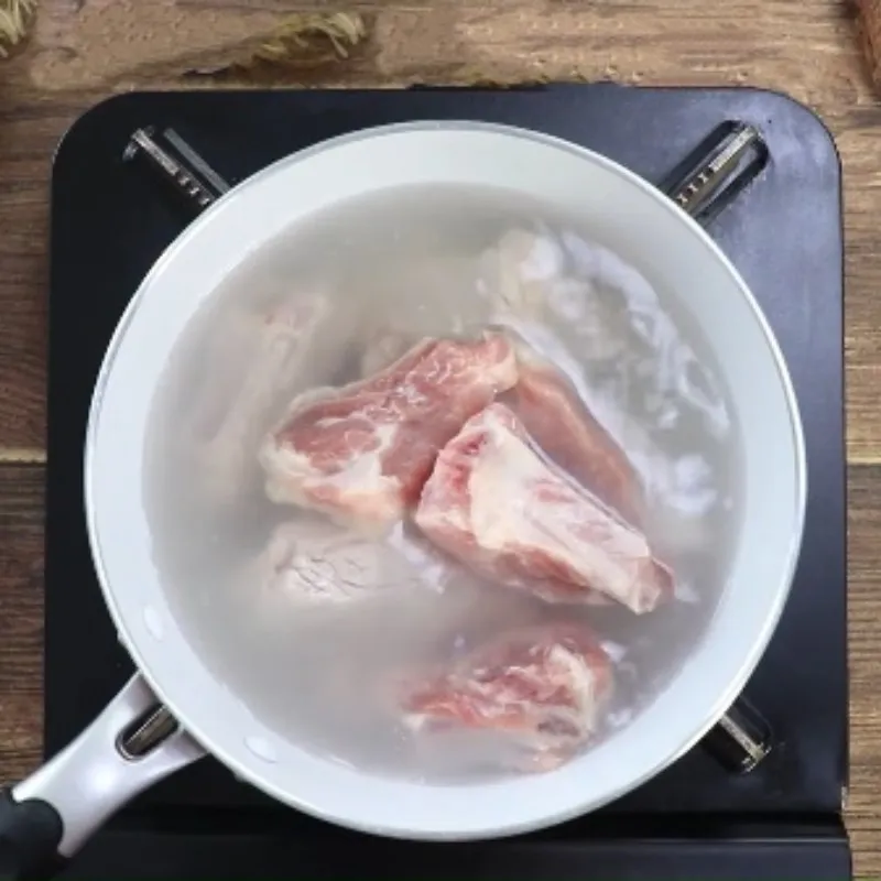 Sơ chế và ướp sườn heo