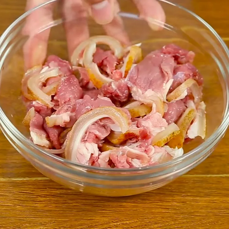 Ướp thịt bê với gừng băm để tăng hương vị