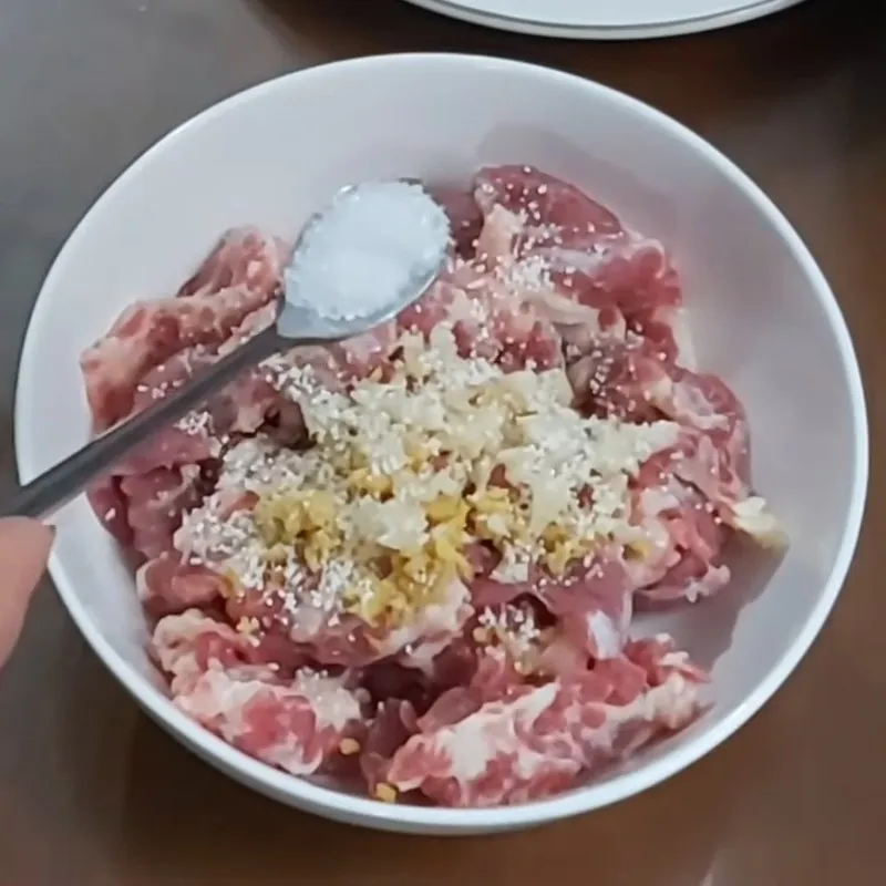 Sơ chế và ướp thịt bò tươi ngon Lẩu cua đồng miền Nam