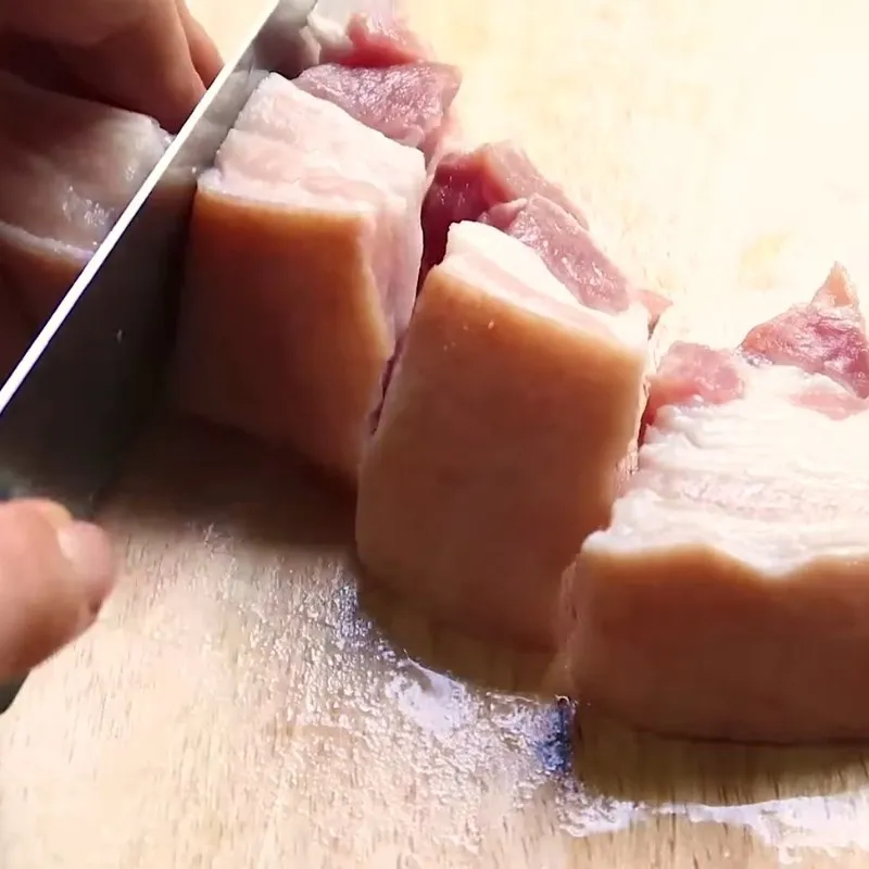 Sơ chế và ướp thịt trước khi kho