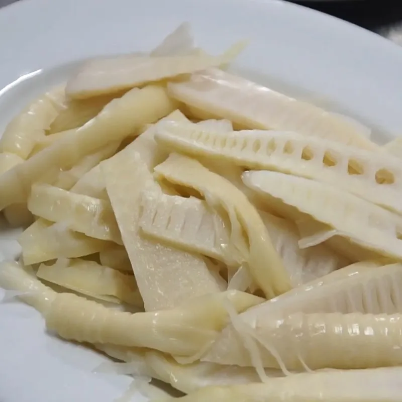 Xào măng trúc trước khi trộn cùng thịt bê