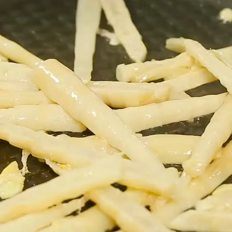 Măng sau khi xào sở hữu độ bóng mượt hấp dẫn